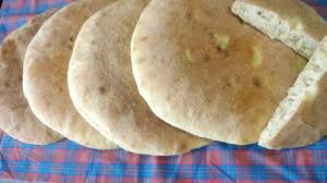 Gros pain, pain de mie, buns et ça tombe bien car je vous propose ici 4 recettes de pain à faire maison, sans machine (j'en avais une il. Aghrom N Tadath Khobz Darr Pain Maison Marocain Rif Youtube