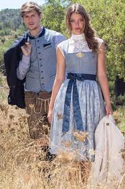 The special highlight is the elegant, beaded neckline and the chic lacing on the front. Alpenherz Das Dirndl Mila In Blau Ist Ein Wunderschones Hochzeitsdirndl Dass Mit Einem Schlicht Eleganten Mieder Abschliesst Der Stoff Greift Den Blauen Farbton Von Der Trachtenschurze Auf Diese Verkorperung Von Eleganz