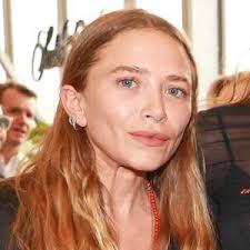 Mary kate olsen height 5 ft 2 (157 cm/ 1.57 m) and weight 49 kg (108 lbs). Mary Kate Olsen Birthday Real Name Age Weight Height Family Dress Size Contact Details Spouse Husband Bio More Notednames