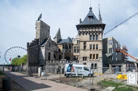 Het wordt begin 13e eeuw gebouwd als poortgebouw van de antwerpse burcht. Jlpaq5k Tuhgxm