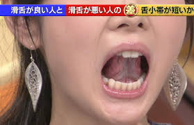 高島彩 机の下のミニスカート美脚 【お宝キャプ画像｜セクシーテレビジョン】