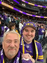 Who you got this week? ❤️ for the Lions 🦁 👍 for the Vikings ⚔️