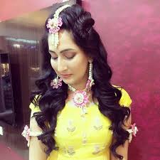 My New Hairstyle I Love My Job Bride On Her Haldi Function Hairbyme Bride Hairstyleideas Fresh Flower Jewelry Flower Jewellery Flower Jewellery For Mehndi