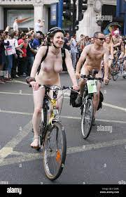 Nackt Fahrrad fahren durch die Straßen von London zu protestieren  Abhängigkeit vom Erdöl und die Kraft und die Individualität des Menschen zu  feiern Stockfotografie - Alamy