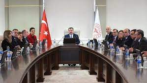 En çok merak edilip araştırılan başında ise bilim kurulu toplantısı saat kaçta yapılacak? sorusunun cevabı yer alıyor. Bilim Kurulu Toplaniyor Gozler Alinacak Kararlarda Saglik Son Dakika Haberler