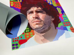 Maradona con la città alle spalle