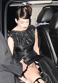 大胆】ノーパン発覚！？女優のアン・ハサウェイが『レ・ミゼラブル』NYプレミアに登場！ | xnews2 スキャンダラスな光景