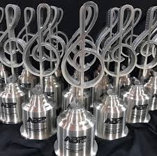 Artis baharu lelaki popular : Info Penuh Anugerah Bintang Popular Berita Harian 33 Abpbh 33 2020 Iluminasi