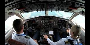 In cadrul scolii militare de ofiteri de aviatie „aurel vlaicu. De La Pupitrul È™tirilor La Bordul Avionului Laura Roman Pilot De AviaÈ›ie È™i Povestea Unui Vis Implinit Indiferent De Sacrificii Life Ro