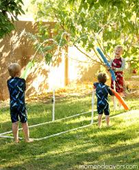 10 Idees De Jeux D Eau Pour Les Enfants Jeux D Eau Nouilles De Piscine Jeux D Eau Exterieur