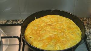Yo os voy a dar mis consejos de cómo hacerla para la gente que no haya hecho ninguna en su vida y se anime a cocinar este pedazo de plato típico español por antonomasia. Trucos Para Conseguir Una Tortilla De Patatas Jugosa