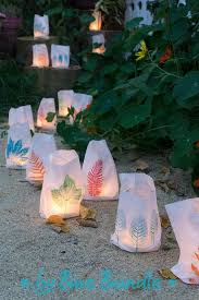 Windlichter Selber Basteln Aus Papiertuten Und Gesammelten Blatter Mit Schonen Herbstmotiven Und Tolle Windlichter Selber Basteln Kreativ Weihnachtsschmuck Diy