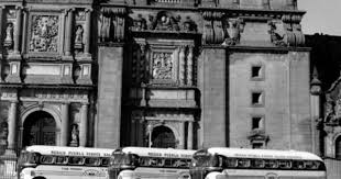 Los Autobuses Ado Frente A La Catedral Metropolitana De La Ciudad De Mexico Una Imagen Clasica Entre 1940 Y 195 Autobuses De Oriente Autobus Transporte Urbano