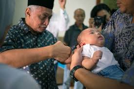 Pada setiap anak yang dilahirkan itu ada aqiqahnya, maka tumpahkanlah darah untuknya dan buanglah sesuatu yang. Pengertian Aqiqah Dalam Islam Damainesia
