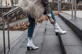 Ich kombiniere eine enge lackhose, die einen rockigen akzent zum fließenden pullover setzt. Weisse Stiefel Fashion No Go Oder Heisser Trend Julies Dresscode