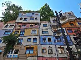 The hundertwasserhaus forms a mosaic of shapes, colours and pillars in the typical fashion the design comes as no surprise, given hundertwasser and architect joseph krawina formed the. Hundertwasserhaus Wien Was Wo Wie Besichtigen