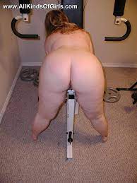 Leashed super fat milf spreading her legs - Golden BBW - Picture 7