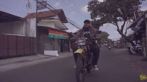 Download download lagu mencintai dalam sepi regita echa mp3 dapat kamu download secara gratis di metrolagu baru.untuk melihat detail lagu download lagu mencintai dalam sepi regita echa klik salah satu judul yang cocok, kemudian untuk link download download lagu mencintai dalam sepi regita echa ada di halaman berikutnya. Download Unduh Lagu Menepi Ngatmombilung Mencintai Dalam Sepi Dan Rasa Sabar Mana Lagi Tribun Sumsel