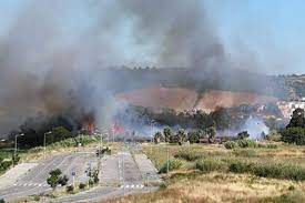 O fogo, na localidade de casainhos, tinha às 18h15 uma frente ativa e. Incendio Consome Zona De Mato Junto Ao Loureshopping Portugal Correio Da Manha