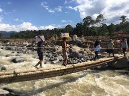 Akses Putus, Pemuda Titi Jembatan Darurat Bawa Bantuan ke Subarang Aia Agam