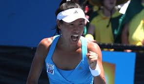 Backed by a passionate home crowd on grand stand arena, sonego won 100 points compared to rublev's 99. Die Unglaubliche Story Der Frau Date Krumm Tennisnet Com