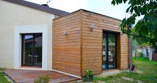 Pour obtenir une extension de maison moderne et en accord avec votre habitation actuelle, vous optez pour un agrandissement de maison en acier et en verre. Le Prix Extension Bois 15m2 Agrandir Ma Maison