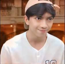 Bagi Bagi Foto Arthur Love Academy Megang Hp