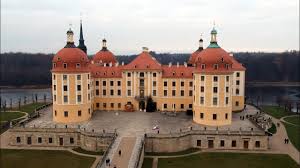 Durch unsere ausstellung „drei haselnüsse für aschenbrödel im schloss moritzburg und durch die filmgeschichte des schlosses als authentischer drehort des märchenfilms war und ist frau šafránková uns allen sehr gegenwärtig. Schloss Moritzburg Drei Haselnusse Fur Aschenbrodel Panasonic Lumix G7 Dji Spark 4k Youtube