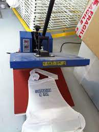 The digital heat press machine produces heat with a temperature that ranges from 0 to 750 degrees fahrenheit, while it enables you to press your garments for up to 999seconds. Heat Press Wikipedia