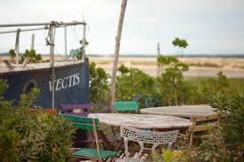 L Annexe De La Cabane Du Mimbeau Est Un Cadre Paradisiaque Pour Manger Des Huitres Au Fond De La Conche Du Mimbeau A La P Cabane Cap Ferret Bassin D Arcachon
