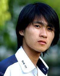 韓寒 作家 職業賽車手 雜誌主編 初中開始寫作和投稿 曾獲新概念作文比賽第一名 高一退學 1999年出版首部長篇小說 三重門 創暢銷紀錄 2005年開通博客 迄今點擊量超過5億 2009年主編 獨唱團 銷量突破兩百萬冊 後被停刊 現為 一個 app監製及主編 出版