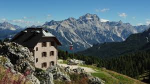 Escursione che partendo dal passo giau attraversa l'altopiano di mondeval e arriva. Dolomiti Cinque Torri Averau Nuvolau Falzarego Valparola Giau Croda Da Lago Lastoi De Formin Cortina D Ampezzo Rifugi Bivacchi Alpini Cai Rifugio Scoiattoli Cortina D Ampezzo Passo Falzarego Muro Di Giau Passo Di Giau