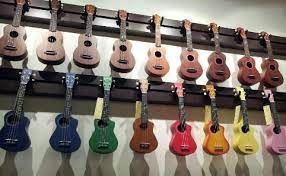 Taburan muzik mendapat album ke tangan pengguna. Manuel Ukulele Shopping In George Town Penang