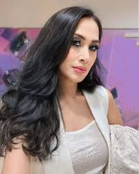 Selalu Mensyukuri wajah yang diberikan oleh Tuhan .. dapat dilakukan dengan  berbagai cara, mulai dari merawat kulit, menggunakan wajah untuk kebaikan,  hingga tidak sombong dan menjaga lisan dengan perkataan baik. Selain itu,