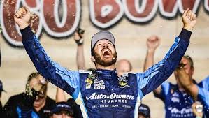 Gebrochener wirbel bei aric almirola. Martin Truex Jr Wins Nascar Race At Kansas Almirola Involved In Scary Crash