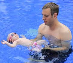 In der literatur wird ein beginn im dritten lebensmonat empfohlen. Babyschwimmmen Www Leipziglerntschwimmen De