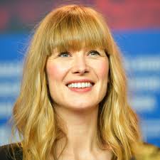 There is no information regarding her salary. Rosamund Pike 15 Fakten Uber Die Britische Schauspielerin Stern De