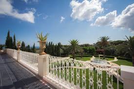 The historical residence of san tommaso, a mixture of past and present, is in the splendid setting of polignano a mare. Galleria San Tommaso