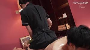 Em nhân viên mát xa bị khách móc đái nước lồn - Sex Hay - HeoVL