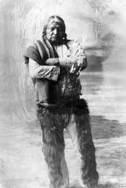 Black And Native American Hugging Ochiho Circa 1885 Native American Images American Indigenous Peoples Native American Photos