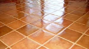 5 Recettes Pour Avoir Un Carrelage Toujours Propre Brillant Et Sans Traces En 2020 Nettoyants Faits Maison Nettoyant Carrelage Nettoyage Carrelage