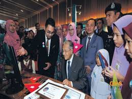 Sehubungan itu, bagi menggambarkan pengiktirafan kepada jasa guru, pada 16 mei setiap tahun, kementerian pendidikan malaysia (kpm) akan menganjurkan sambutan hari guru dengan melengkapkan pelbagai program yang menjurus kepada penghargaan kepada guru. Lebih 40 000 Meriahkan Pusat Konvensyen Setia Spice Selama Lima Hari 23 Foto Hari Guru Gps Bestari