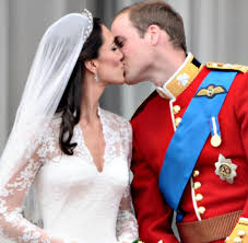Angeblich wählte kate middleton, alexander mcqueen aus, um ihr hochzeitskleid zu designen. Perfekt Zugeschnitten Kates Brautkleid War Ein Traum Aus Spitze Welt