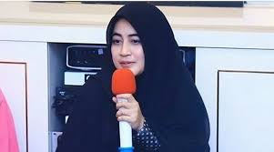 Hingga saat ini, umi pipik masih terus menjadi buruan media massa karena pengakuannya soal poligami yang pernah dilakukan mendiang uje. Sempat Jadi Model Video Klip Stinky Penampilan Seksi Umi Pipik Kembali Jadi Sorotan