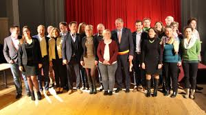 Le bourgmestre est élu de plein droit parmi les conseillers communaux belges ayant obtenu le plus de voix de préférence sur la liste qui a obtenu le plus de voix parmi les groupes politiques qui sont parties au pacte de majorité adopté par le conseil. Court Saint Etienne Les Nouveaux Membres Du Conseil Edition Digitale De Liege