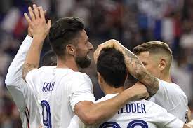 Antoine griezmann a profité du retour du public au stade de france pour offrir sa paire de crampons à un petit garçon à la fin du match de préparation à l'euro, opposant la france et la bulgarie. Zh10zuttggln9m