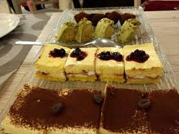 Su freepik puoi trovare e scaricare i vettori dolci di pasticceria più popolari. Carrellata Di Dolci Ottimo Tiramisu Alle Nocciole Bild Von Osteria La Lumira Gualtieri Tripadvisor