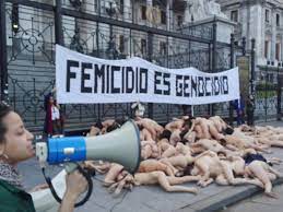 Mujeres se manifestaron desnudas frente a la Casa Rosada y Tribunales 