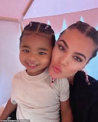 Khloe kardashian daughter true thompson cute & lovely true thompson: Khloe Kardashian Poses For A Sweet Pic With Her Two Year Old Daughter True Fr24 News English