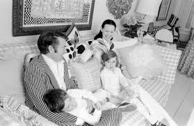 Gloria Vanderbilt Wyatt Cooper And Their Sons Pose For A Family Portrait As They Play On A Sofa In The Anderson Cooper Gloria Vanderbilt Gloria Vanderbilt Son